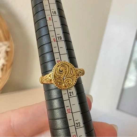 Gold Floral Signet Ring “Benecia” Victorian Oval Flat Bohemian Femme - Picture 9 of 12